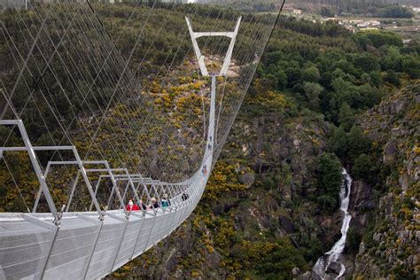  O Incidente da Ponte Suspensa: Uma Análise Geopolítica e Socioeconômica Através do prisma da Tradição Budística na Malásia do Século IX